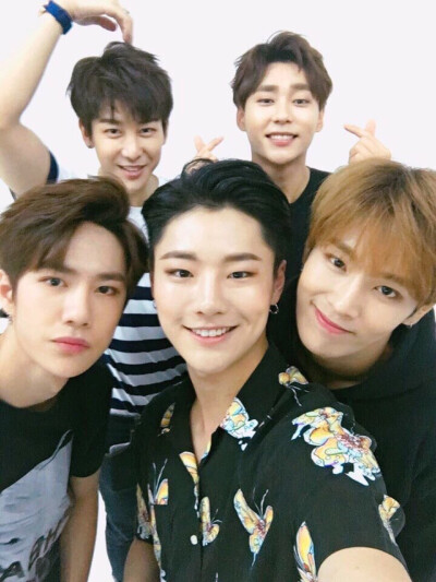 160719 #UNIQ#日本官推更新一则：今天是登陆日本一周年！！在大阪和东京举行showcase已经过去一年啦。为了再次和大家见面会更加更加努力的，请多多支持我们！#UNIQ金圣柱# #UNIQ周艺轩# #UNIQ曹承衍# #UNIQ李汶翰# #…