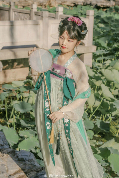 #汉服摄影#
采莲曲/ http://t.cn/RUXPrsj
晚日照空矶,采莲承晚晖. 风起湖难渡,莲多采未稀.
棹动芙蓉落,船移白鹭飞. 荷丝傍绕腕,菱角远牵衣.
出镜：@二乘五君
摄影/造型/后期：原po
服装：@清辉阁步光 妙善…