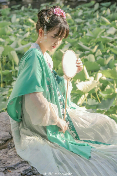 #汉服摄影#
采莲曲/ http://t.cn/RUXPrsj
晚日照空矶,采莲承晚晖. 风起湖难渡,莲多采未稀.
棹动芙蓉落,船移白鹭飞. 荷丝傍绕腕,菱角远牵衣.
出镜：@二乘五君
摄影/造型/后期：原po
服装：@清辉阁步光 妙善…