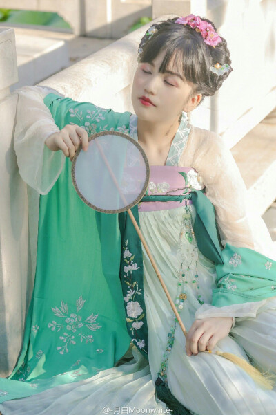 #汉服摄影#
采莲曲/ http://t.cn/RUXPrsj
晚日照空矶,采莲承晚晖. 风起湖难渡,莲多采未稀.
棹动芙蓉落,船移白鹭飞. 荷丝傍绕腕,菱角远牵衣.
出镜：@二乘五君
摄影/造型/后期：原po
服装：@清辉阁步光 妙善…