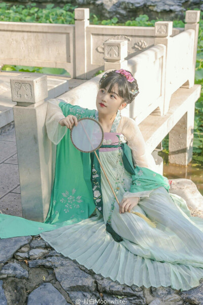 #汉服摄影#
采莲曲/ http://t.cn/RUXPrsj
晚日照空矶,采莲承晚晖. 风起湖难渡,莲多采未稀.
棹动芙蓉落,船移白鹭飞. 荷丝傍绕腕,菱角远牵衣.
出镜：@二乘五君
摄影/造型/后期：原po
服装：@清辉阁步光 妙善…