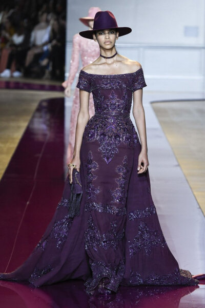 Zuhair Murad 2016秋冬高级定制系列 本季设计师依旧展示着中东地区对于手工艺华美的追求，透视长裙上的钉珠以及刺绣尽显华丽，而在造型方面搭配了礼帽，又在女人优雅的气质中注入了优雅,美～