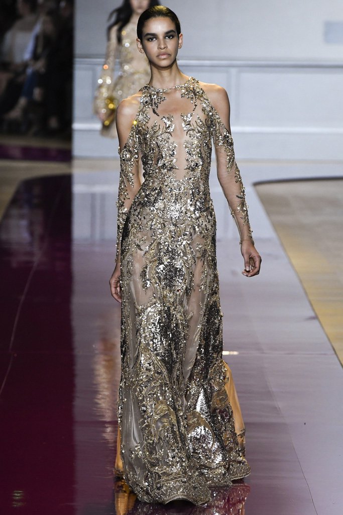 Zuhair Murad 2016秋冬高级定制系列 本季设计师依旧展示着中东地区对于手工艺华美的追求，透视长裙上的钉珠以及刺绣尽显华丽，而在造型方面搭配了礼帽，又在女人优雅的气质中注入了优雅,美～