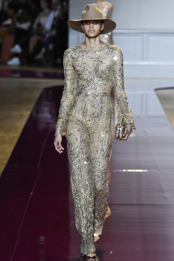 Zuhair Murad 2016秋冬高级定制系列 本季设计师依旧展示着中东地区对于手工艺华美的追求，透视长裙上的钉珠以及刺绣尽显华丽，而在造型方面搭配了礼帽，又在女人优雅的气质中注入了优雅,美～