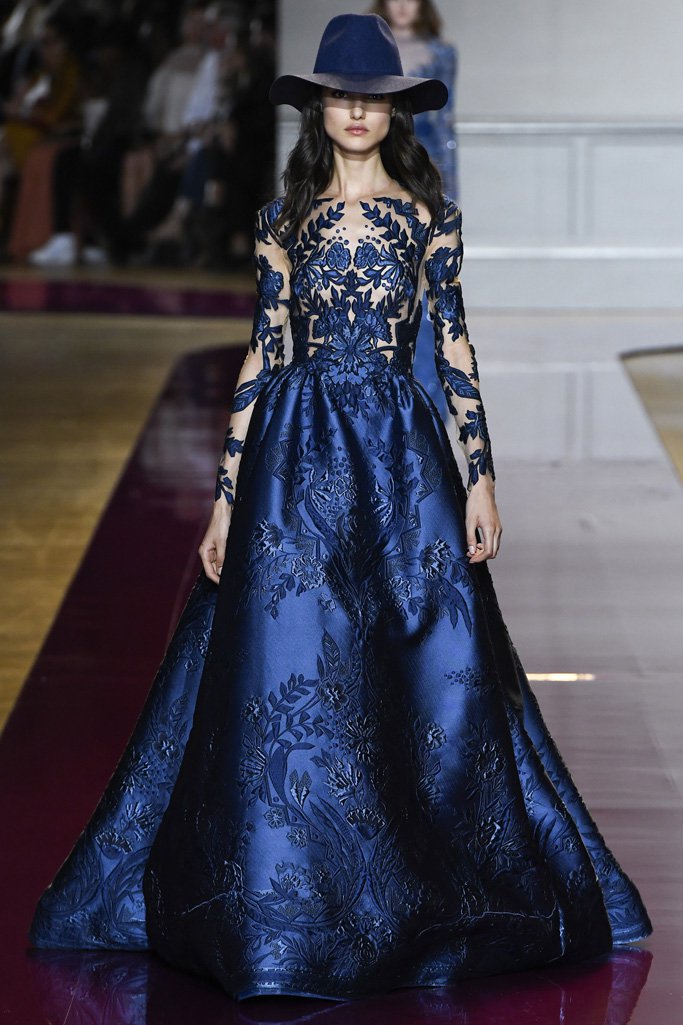 Zuhair Murad 2016秋冬高级定制系列 本季设计师依旧展示着中东地区对于手工艺华美的追求，透视长裙上的钉珠以及刺绣尽显华丽，而在造型方面搭配了礼帽，又在女人优雅的气质中注入了优雅,美～