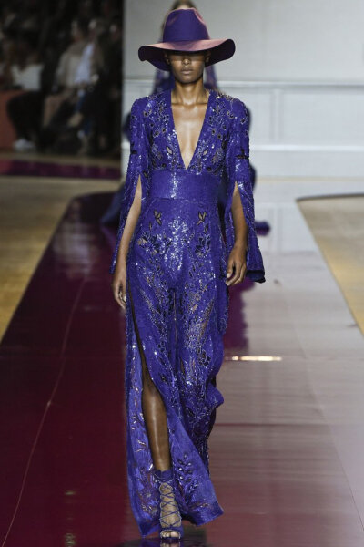 Zuhair Murad 2016秋冬高级定制系列 本季设计师依旧展示着中东地区对于手工艺华美的追求，透视长裙上的钉珠以及刺绣尽显华丽，而在造型方面搭配了礼帽，又在女人优雅的气质中注入了优雅,美～