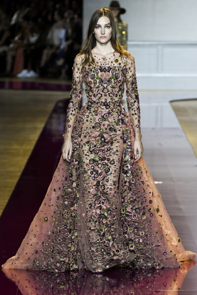 Zuhair Murad 2016秋冬高级定制系列 本季设计师依旧展示着中东地区对于手工艺华美的追求，透视长裙上的钉珠以及刺绣尽显华丽，而在造型方面搭配了礼帽，又在女人优雅的气质中注入了优雅,美～