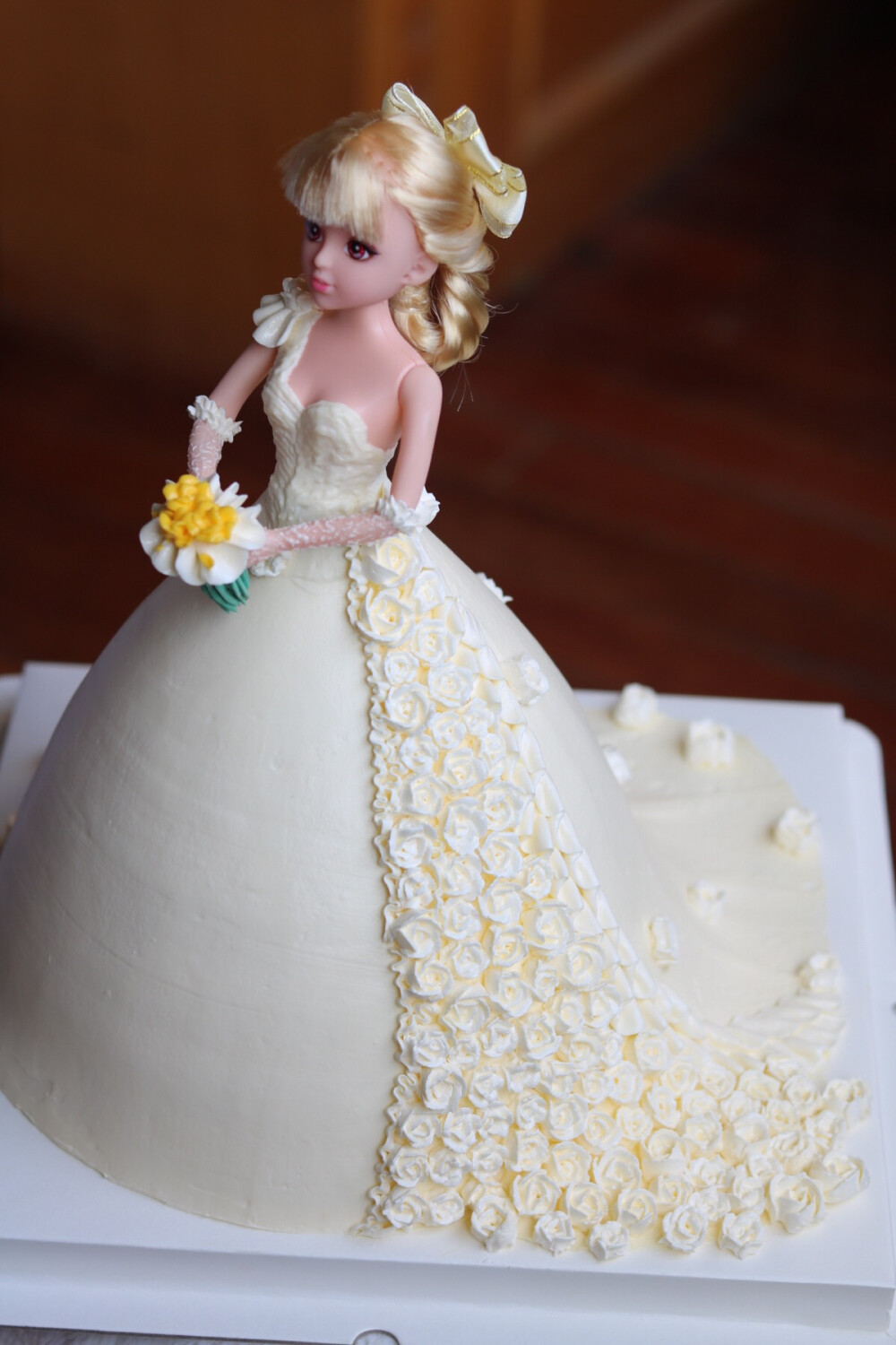 拖尾婚纱款芭比娃娃蛋糕，侧面的玫瑰花儿太爱了