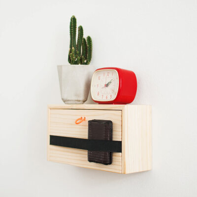 【墙上充电收纳箱】我们在生活中见过很多大大小小的收纳架，可是能钉在墙上的钉在墙上的呢？西班牙工作室 Oitenta 设计了一款可以用来做充电站的柜子 Floating Shelf，他把插座悄悄地隐藏起来了，又可以打开门在里面…