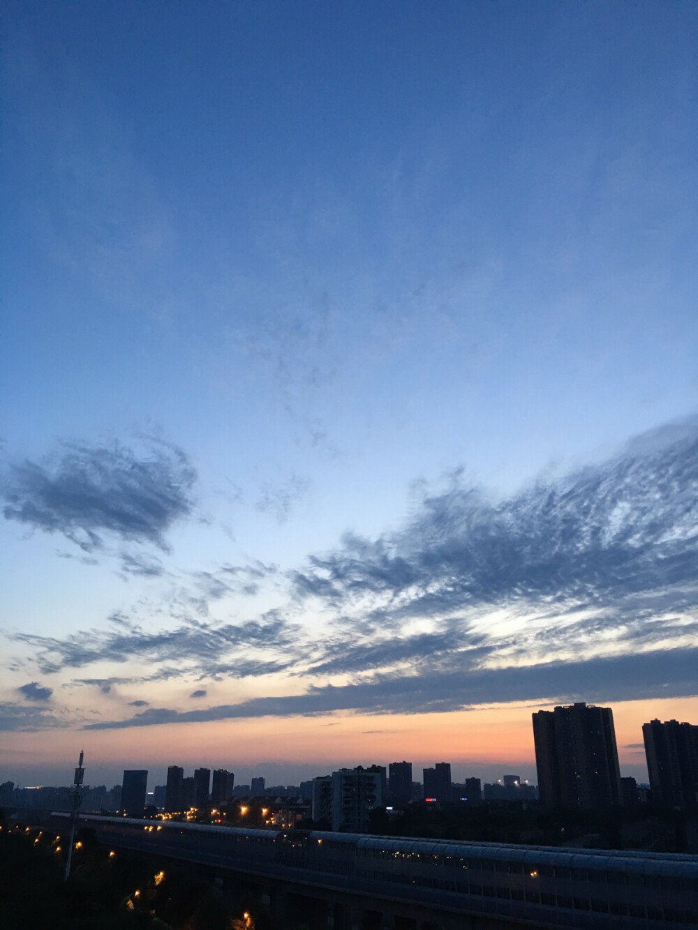 #晚霞#朋友一直说我家这个阳台看夕阳晚霞简直太赞了，可是下午被晒成咸鱼也是很惨的……