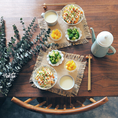 早安，今日早餐：炸鸡盖饭+清炒西兰花+豆浆+芒果。
炸鸡柳的做法书里P152查看，鸡柳炸好后铺在米饭上，表面挤上沙拉酱撒些葱花即可。这个鸡柳我能很负责任的说好吃，是可以吃到停不下来的，届时炸一盘边吃边看奥运…