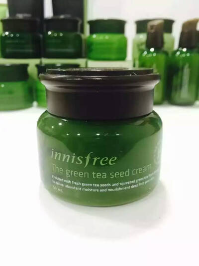 【innisfree绿茶籽系列】50ml。绿茶籽面霜，跟最畅销的绿茶籽精华同系列，补水保湿、抗氧化~能够给肌肤100%的水分补充，使用不会感觉油腻，还有调理肌肤水油平衡的作用。