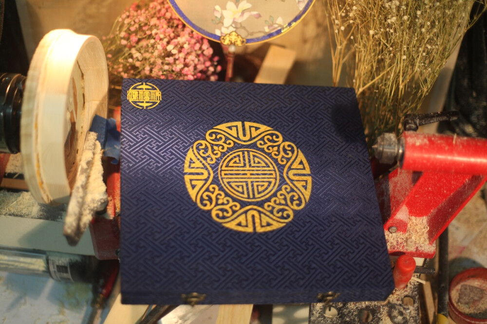 宋锦实木扇盒，也可以盛放其他物品