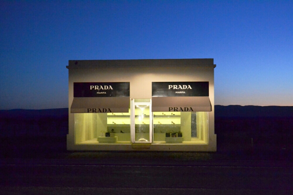 Parda-Marfa，坐落在德州沙漠中的普拉达店，店内陈列着当季限量版包包鞋子，从不对外出售