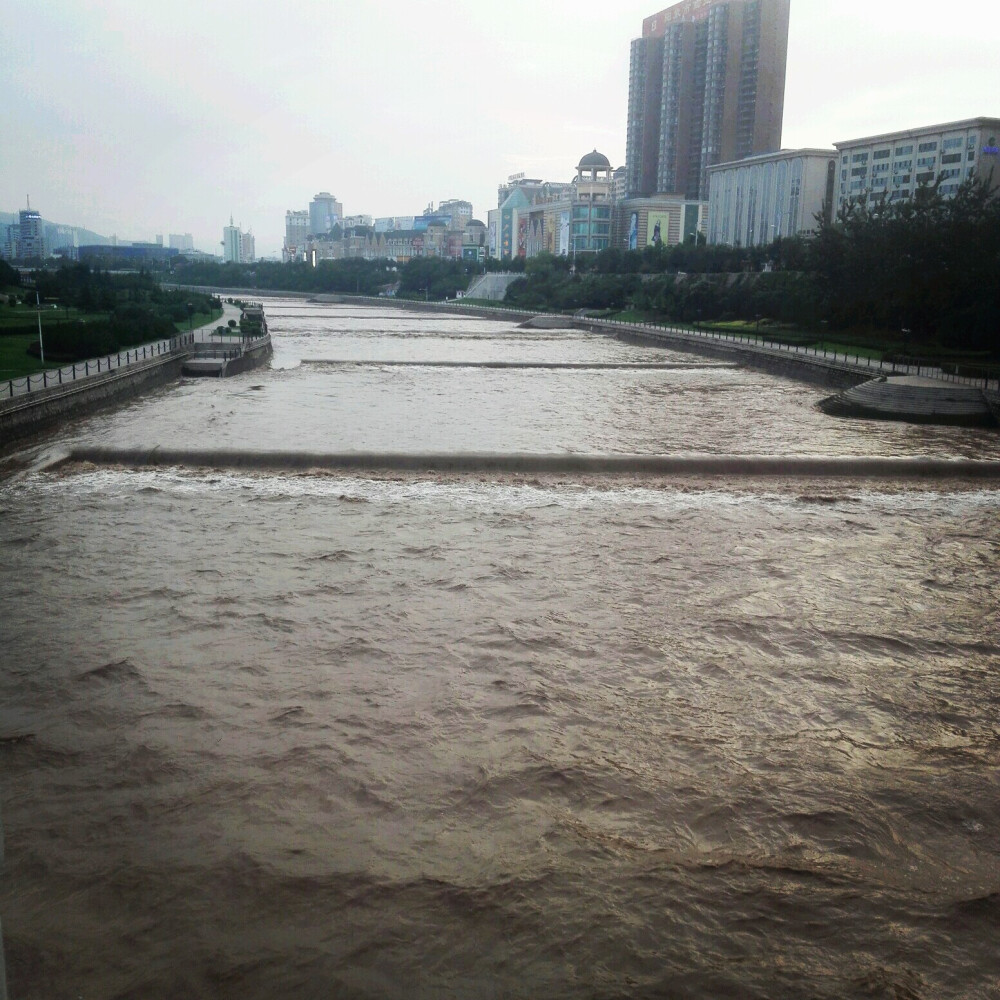 2016 .7.21
大雨后上涨的桃河