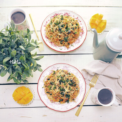 午安啊，上午被一些事儿耽搁了。
今日早餐：金枪鱼番茄意大利面+芒果+黑米浓浆。
今天尝试了下金枪鱼番茄意大利面，跟番茄肉酱意大利面还是有明显的区别，这个口感比较特别，还是蛮好吃的，下周就把方子给写出来。