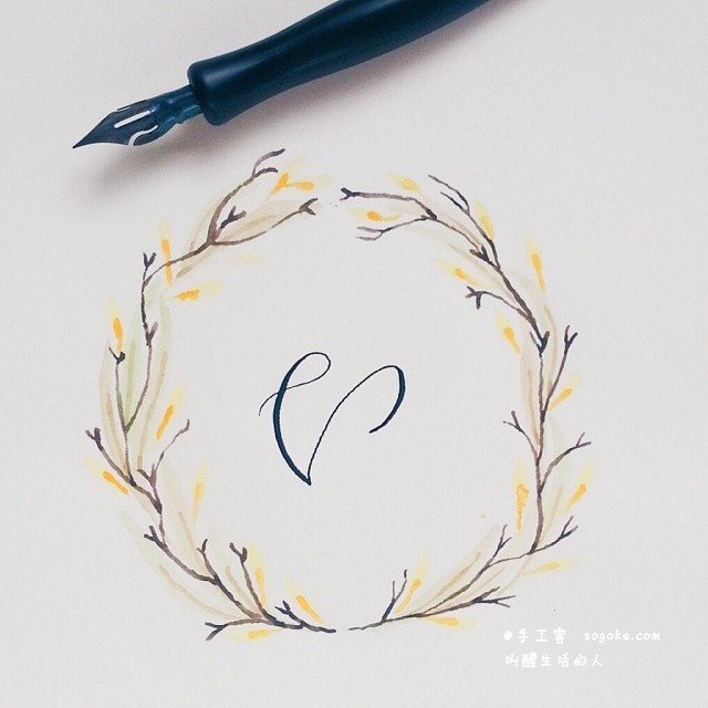 设计师 Drew Europeo （@calligrafikas）作品：Calli Alphabet，将书法与水彩结合，手绘的26个英文字母和外面的花环组合，组成独特的系列插画，非常美，而书法与绘画相得益彰。