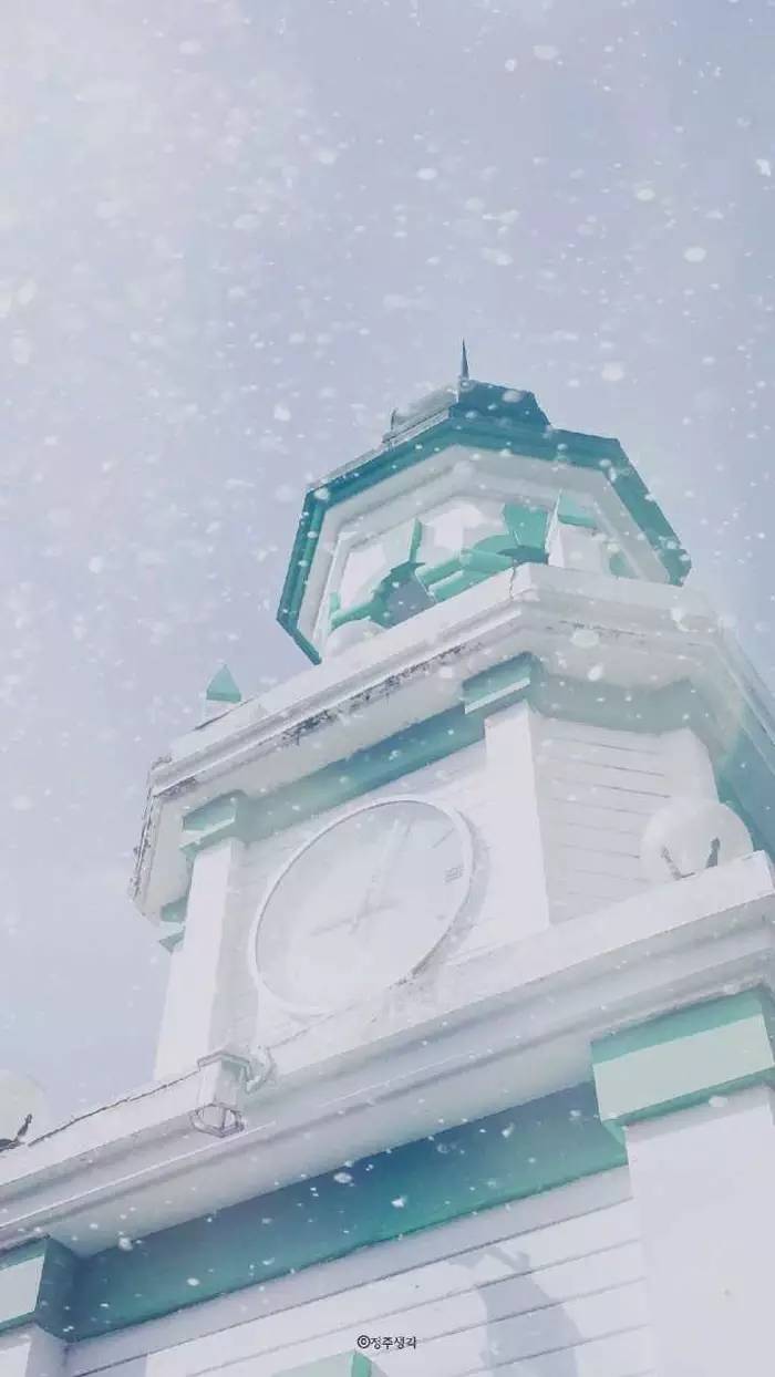 初雪随时光暂停。