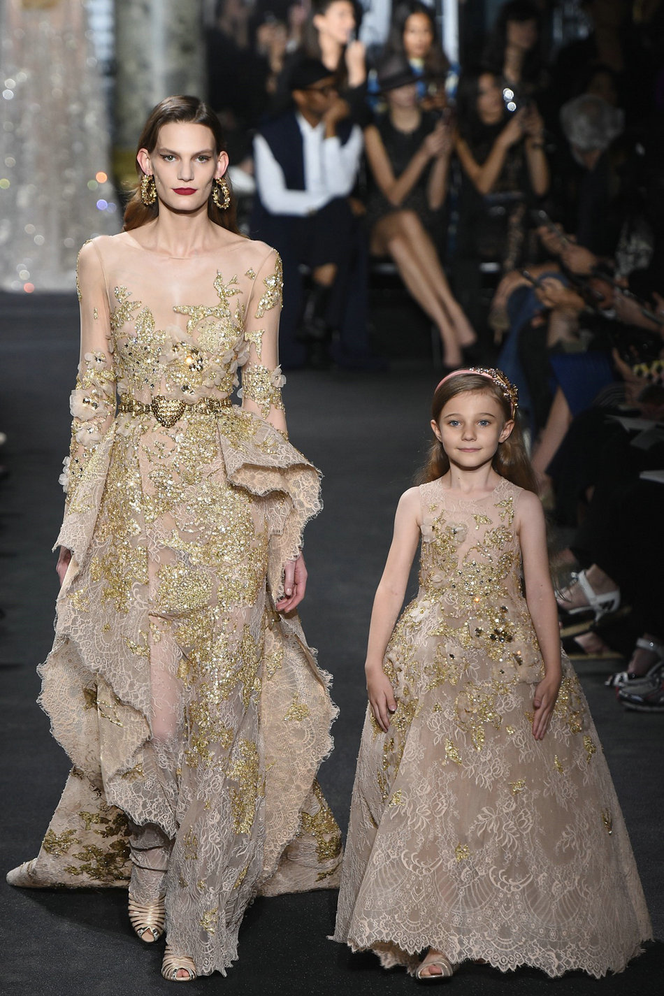 巴黎高定时装周 Elie Saab 2016秋冬高级定制系列，首次推出了八款母女装，出场的母女装在设计和款式上几乎一模一样，只是在领口的设计上有所不同。说真的，没有比萌萌哒的可爱小仙女们更能直击看客的心灵了。这一季Elie Saab 不仅依旧唯美，而且还是大仙女带着小仙女一起美。(ღˇ◡ˇღ)