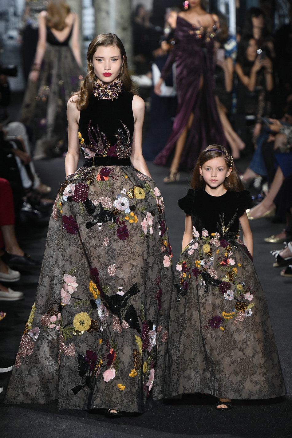 巴黎高定时装周 Elie Saab 2016秋冬高级定制系列，首次推出了八款母女装，出场的母女装在设计和款式上几乎一模一样，只是在领口的设计上有所不同。说真的，没有比萌萌哒的可爱小仙女们更能直击看客的心灵了。这一季Elie Saab 不仅依旧唯美，而且还是大仙女带着小仙女一起美。(ღˇ◡ˇღ)