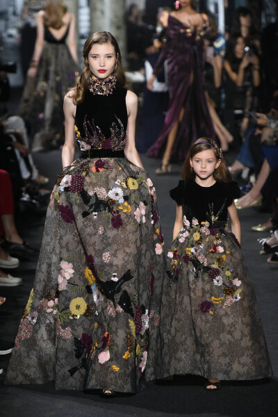 巴黎高定时装周 Elie Saab 2016秋冬高级定制系列，首次推出了八款母女装，出场的母女装在设计和款式上几乎一模一样，只是在领口的设计上有所不同。说真的，没有比萌萌哒的可爱小仙女们更能直击看客的心灵了。这一季E…