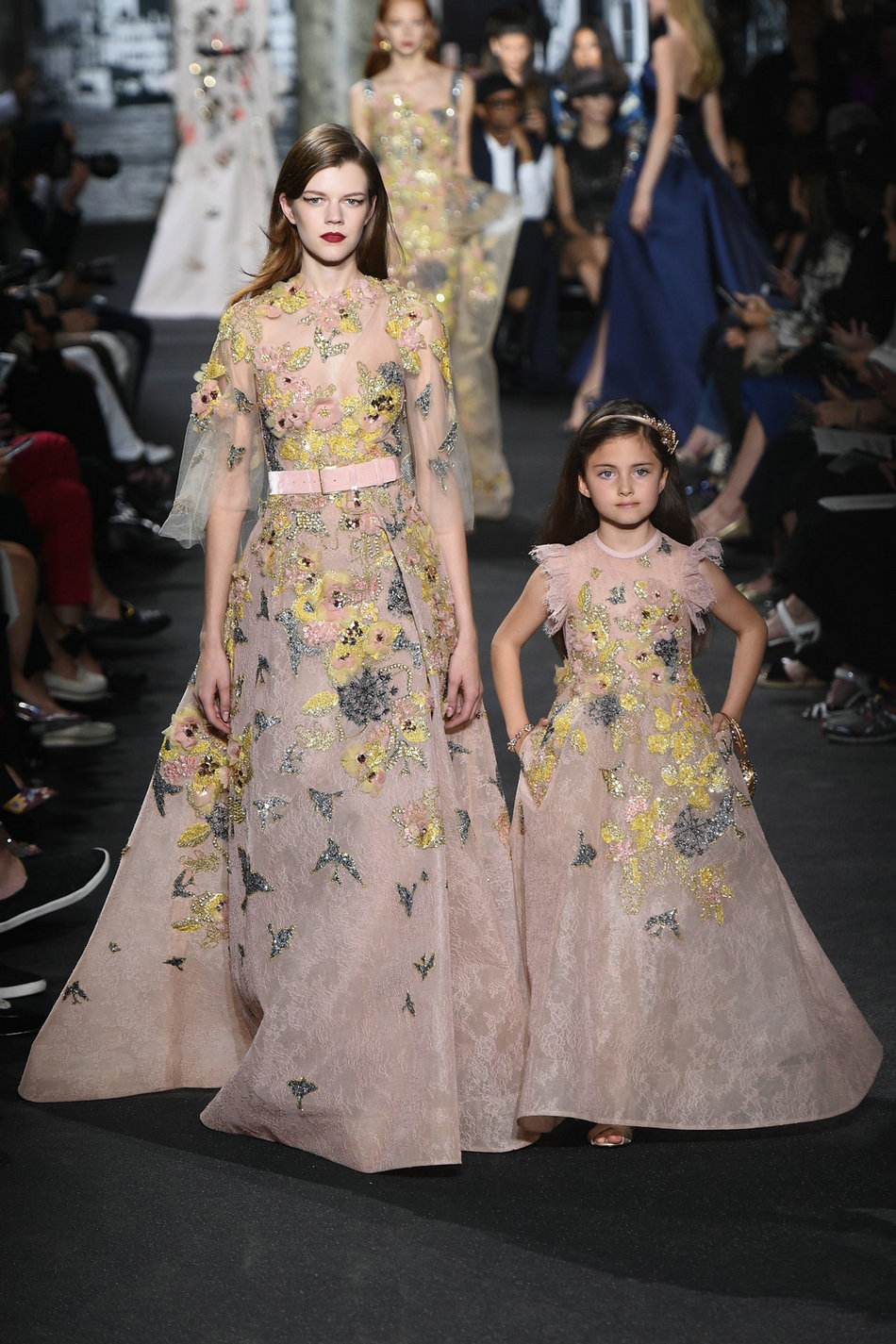 巴黎高定时装周 Elie Saab 2016秋冬高级定制系列，首次推出了八款母女装，出场的母女装在设计和款式上几乎一模一样，只是在领口的设计上有所不同。说真的，没有比萌萌哒的可爱小仙女们更能直击看客的心灵了。这一季Elie Saab 不仅依旧唯美，而且还是大仙女带着小仙女一起美。(ღˇ◡ˇღ)好有爱……