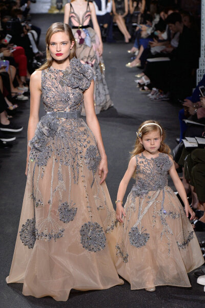 巴黎高定时装周 Elie Saab 2016秋冬高级定制系列，首次推出了八款母女装，出场的母女装在设计和款式上几乎一模一样，只是在领口的设计上有所不同。说真的，没有比萌萌哒的可爱小仙女们更能直击看客的心灵了。这一季E…