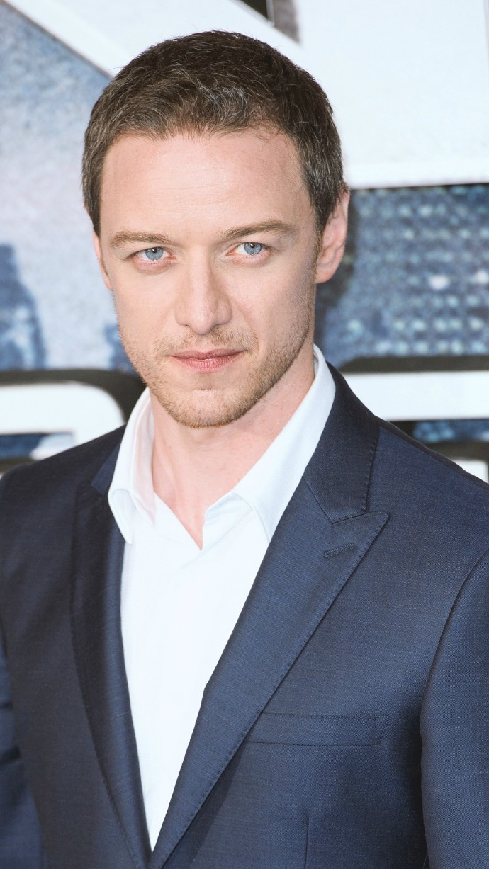 #James McAvoy# #JamesMcAvoy# 【1-4P 2001 Band of Brothers/兄弟连】詹在第四集，出场撩人心弦，下场不能直视，入坑一个月终于把詹所有的片都补完啦（总结一下没有最虐只有更虐Orz），5-9P做了几张今年天启首映的爪机布，对比之下15年的时光并没有折损容颜半分，反而让James变得更苏更迷人...展开全文c