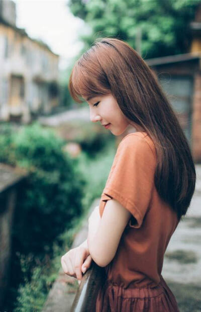 你快乐，不代表身边一切皆完美。而是意味着你已决定无视这些小瑕疵。有时候会被一句话感动，因为真诚；有时候会为一首歌流泪，因为经历。生命是飘泊的云，心是执着的风，懂得珍惜，心经过的地方，就会开出一朵美丽的…