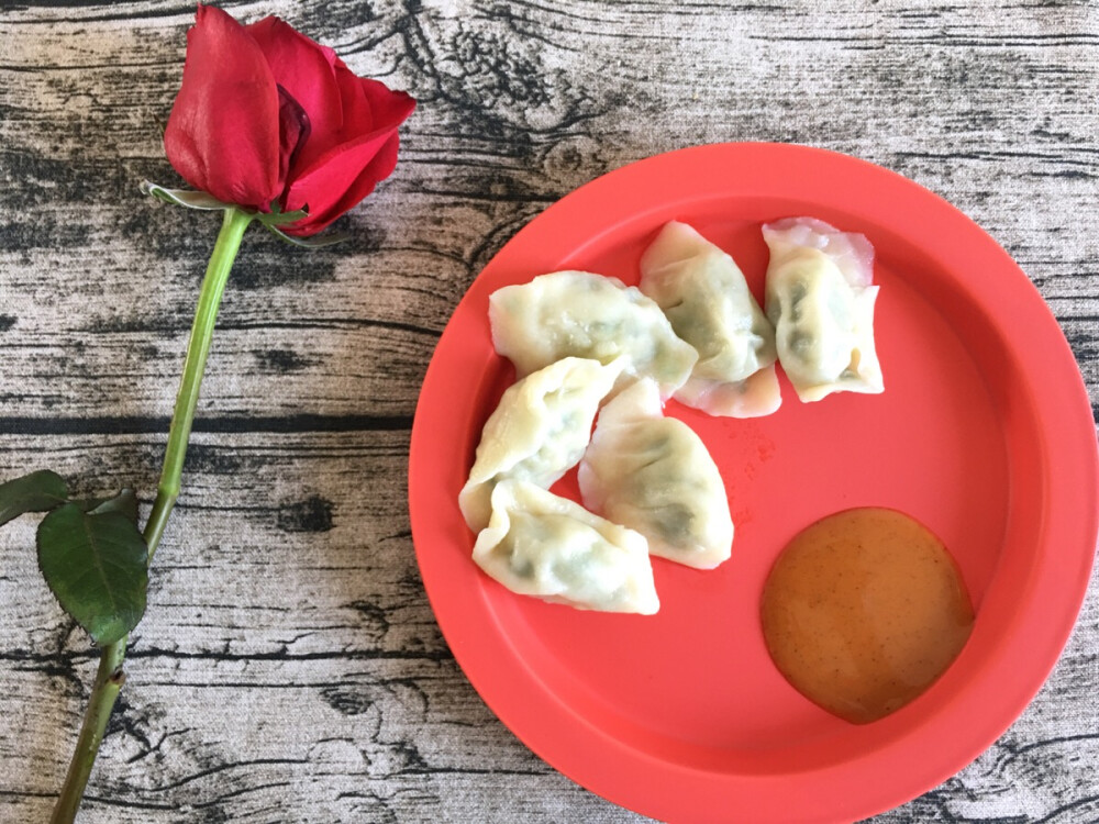 鲅鱼馅饺子配丘比沙拉汁—美式甜辣味