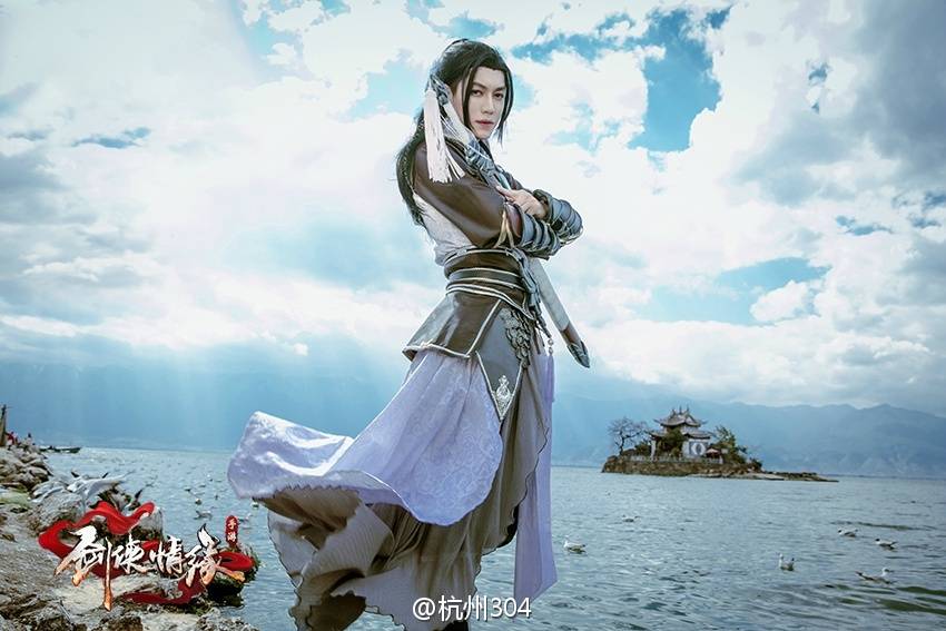  #剑侠情缘手游# 不求与君同相守，只愿伴君天涯路。杨影枫：@扶苏公子丶 月眉儿：@猴子哥哥丶 统筹：@剑网3安琪 摄影：@七味zoe 摄影助理：@怀砚 后期：七味、@千夜炎翎 服装：@鲁牡丹丶 @忙着种向日葵的珺哥哥 化妆造型：@工口月子 小天使们：@三围是个桶君 @剧评小王子 鲁牡丹、月子 @剑侠情缘移动版