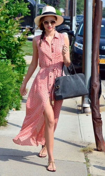 Miranda Kerr
好度假风，大开衩有点乡村又小优雅的长裙～