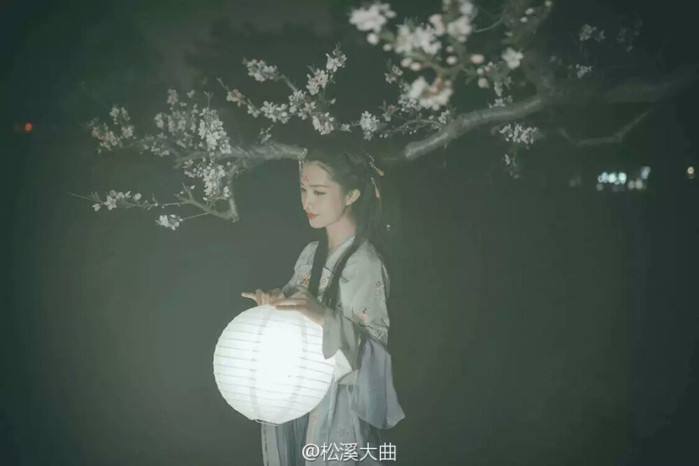 #汉服# 【旅拍‖汉服】
非是东风吹不老，沾衣春风亦可伤。
摄影：松溪大曲
出镜：@胭脂刀_ @阿倩阿倩_
梳妆：@暖玉人家小竹子
【已授权】
整理:孽妖。公子姓秦