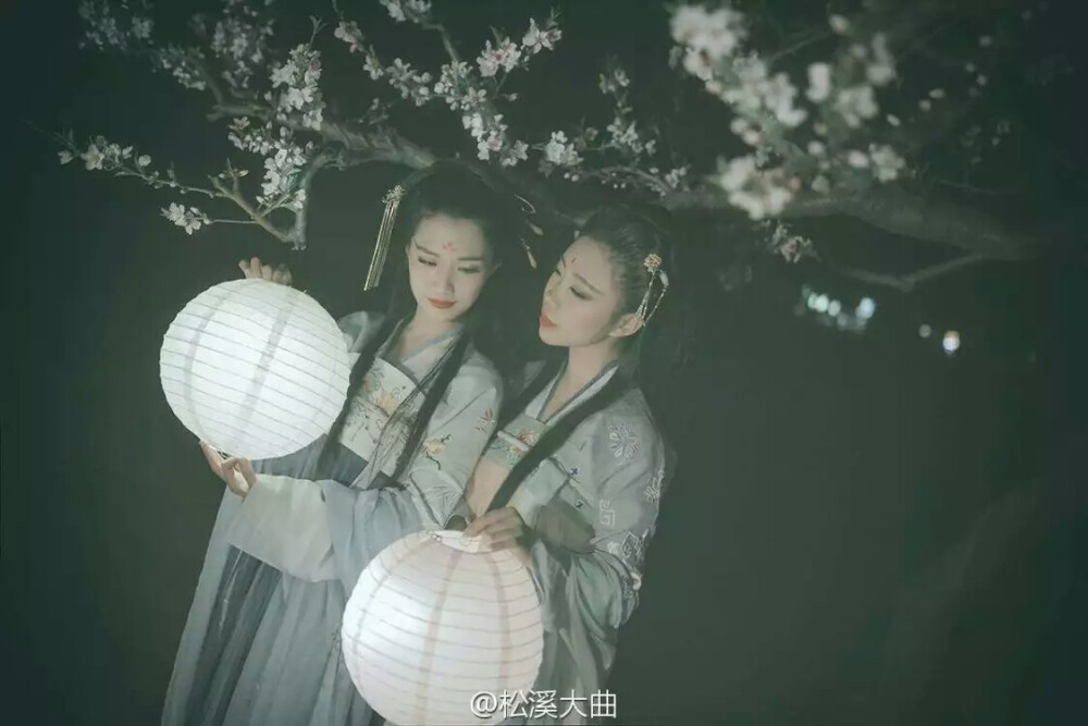 #汉服# 【旅拍‖汉服】
非是东风吹不老，沾衣春风亦可伤。
摄影：松溪大曲
出镜：@胭脂刀_ @阿倩阿倩_
梳妆：@暖玉人家小竹子
【已授权】
整理:孽妖。公子姓秦