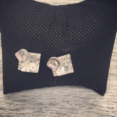 925银 耳饰 不褪色
送闺蜜送女友好礼物 简单大方好搭衣服~