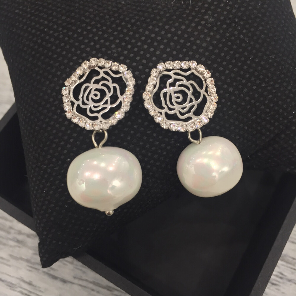 925银 耳饰 不褪色
送闺蜜送女友好礼物 简单大方好搭衣服~