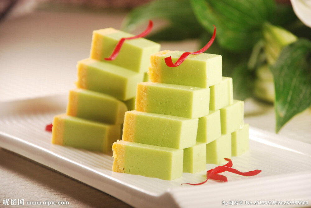 翠玉豆糕,以白豌豆溶液,白糖,冻粉,油菜叶为主材的主食名,所属菜系为