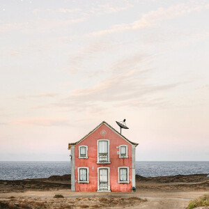 摄影师manuel pita（自称sejkko）花了一年多时间用相机在葡萄牙拍摄了许多“孤独的小房子”，用丰富的色彩和建筑特征展现了这个南欧国家的活力。
