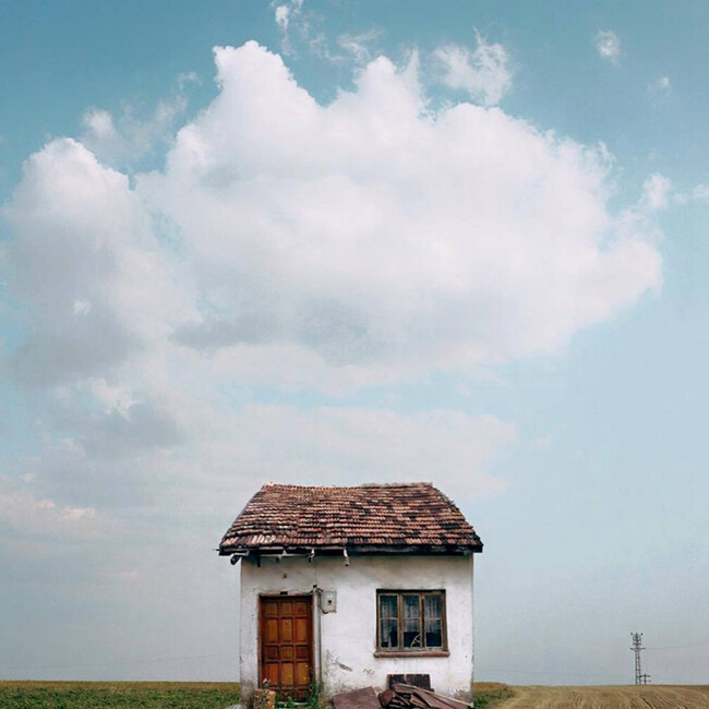 摄影师manuel pita（自称sejkko）花了一年多时间用相机在葡萄牙拍摄了许多“孤独的小房子”，用丰富的色彩和建筑特征展现了这个南欧国家的活力。