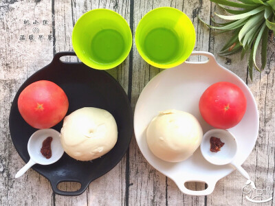 温暖の早餐
希望每天叫醒你的，☀️☀️☀️
不是闹铃，而是温暖の早餐
☕️
【奶香馒头+陕西油泼辣+西红柿+苏打水】
新的一周开始啦！新的一轮学习又要开始啦！