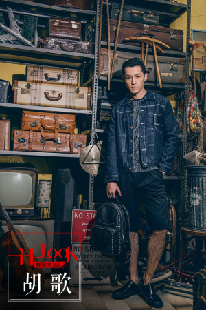 〔 街拍 ' 型男搭配 ' 演员 胡歌 ' 〕．线衣遇上小皮鞋混搭有度刚刚好。