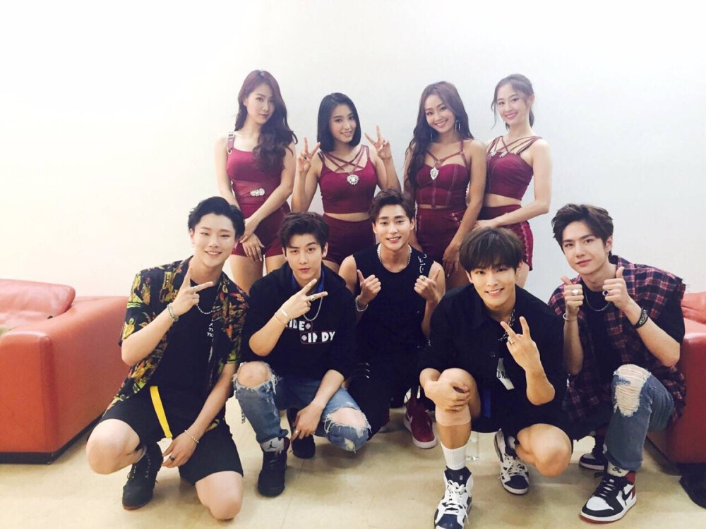 160925 #UNIQ#官方TW更新一则：#UNIQ#with#SISTAR# 牙牙星球的公演完成！和sistar前辈们咔嚓！谢谢无论何时无论何地都给予我们大应援的unicorn们谢谢你们！:-)