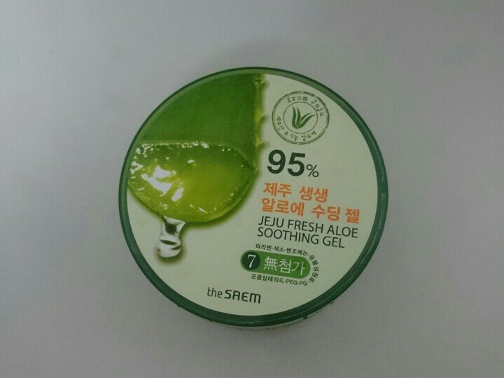 The saem 芦荟胶含量95%，夏天冰镇使用更佳哦。有淡淡的香味不太习惯，在纯度和味道方面不如fruit of the earth100%的好。不过芦荟胶都镇静消炎，真是便宜的自然好物。