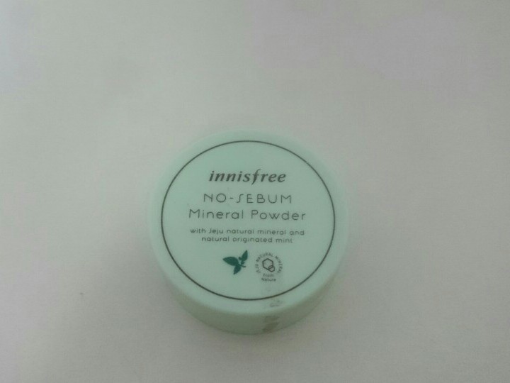 innisfree控油散粉。便宜，量足，被推烂。控油一般，包装可爱。用过大牌控油的就不会想用这个了，粉明显粗