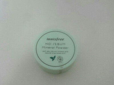 innisfree控油散粉。便宜，量足，被推烂。控油一般，包装可爱。用过大牌控油的就不会想用这个了，粉明显粗