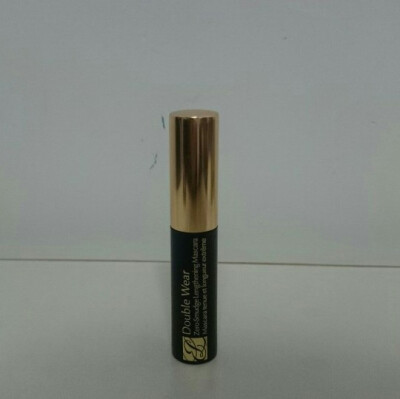 esteelauder double wear睫毛膏。用过最好用自然不结块的mascara. 比clinique innisfree 那些推荐的好太多。