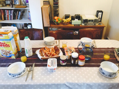 Breakfast at host family. 很简单的早饭但是吃很饱（而且漂亮），大爱巧克力酱。