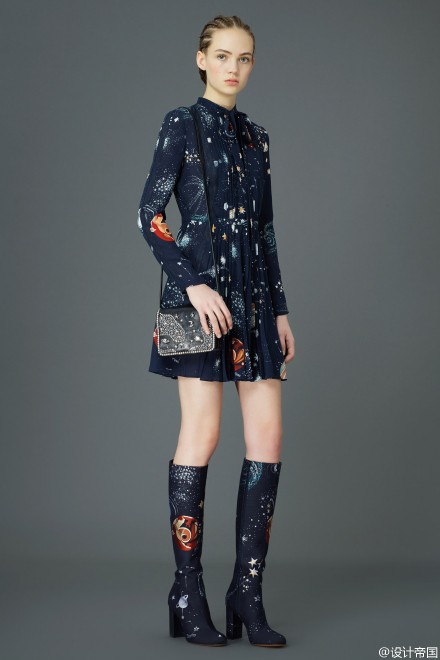 Valentino 2015 Pre-Fall ，时装上的宇宙星辰。
服装设计 设计 服装 