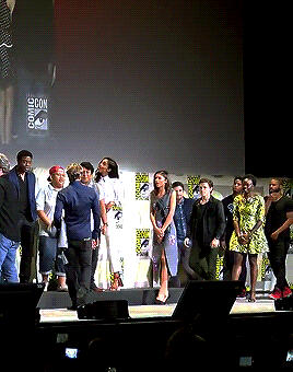 刷几张今天SDCC漫展上的小蜘蛛Tom Holland~ 和FB粉丝们打招呼好可爱，图5是他与漫威众咖合影之前，踩台阶却脚滑了，荷兰弟一脸懵逼  (汤主spideycentral/thomasshollands)