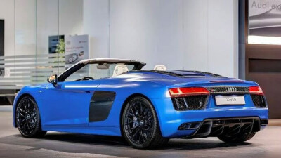 2017款奥迪R8 Spyder ，搭载 5.2L V10引擎，该车的最大功率为610hp，百公里加速时间为3.6s，最高时速可达318km/h。